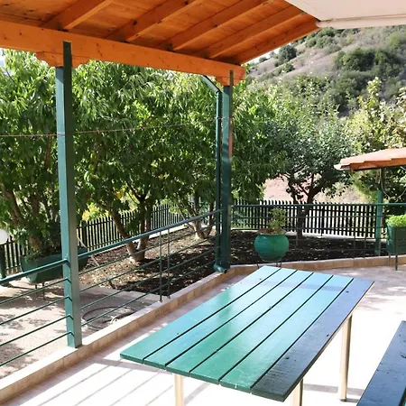 بيت للعطل Polytimi House كالافريتا