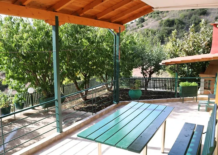 بيت للعطل Polytimi House كالافريتا